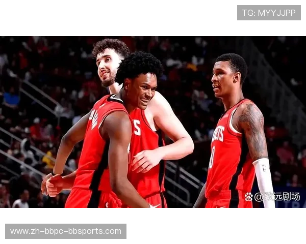 休斯顿火箭队啦啦队队长曝光:场边风采与训练日常